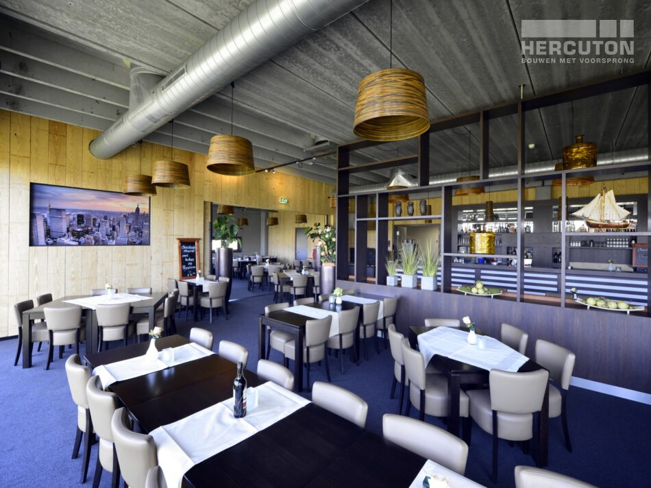 Hercuton realiseerde Bowling Harderwijk met 12 bowlingbanen en een sfeervol restaurantgedeelte. - interieur