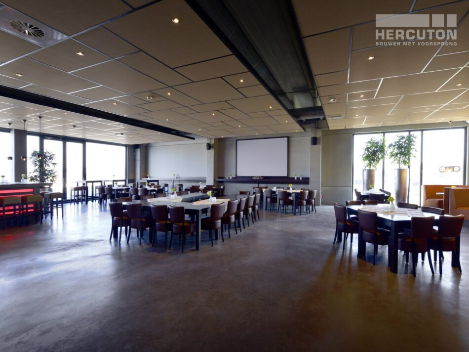 Hercuton realiseerde Bowling Harderwijk met 12 bowlingbanen en een sfeervol restaurantgedeelte. - interieur