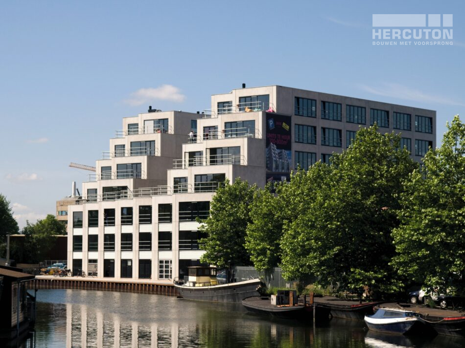 Het bedrijfspand met kantoren aan de Wilgenweg is uitgevoerd in loft architectuur.