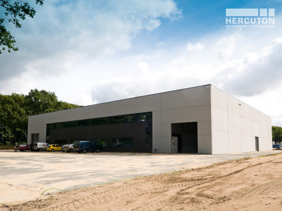 Hercuton heeft in Tilburg een distributiehal met kantoor gerealiseerd voor FLS, een gespecialiseerd transportbedrijf dat koeriersdiensten aanbiedt. - voorgevel