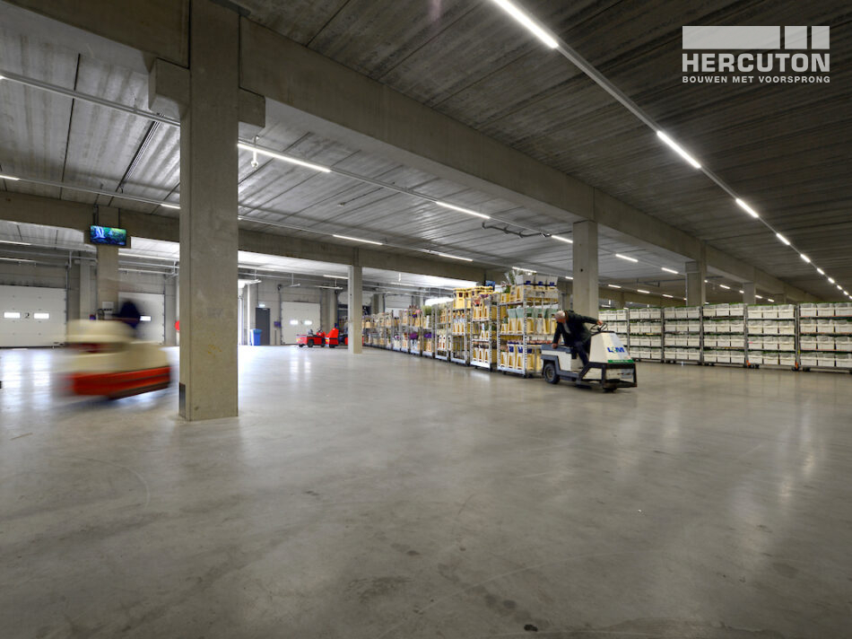 Hercuton heeft voor L&M Rijnsburg een tweelaags distributiecentrum met kantoor turn-key gerealiseerd.