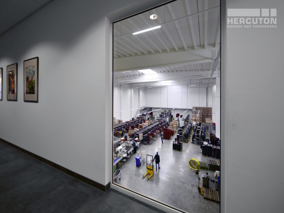 Hercuton heeft in Naaldwijk een kantoor met verpakkingscentrum gerealiseerd voor Looije Tomaten. - verpakkingscentrum