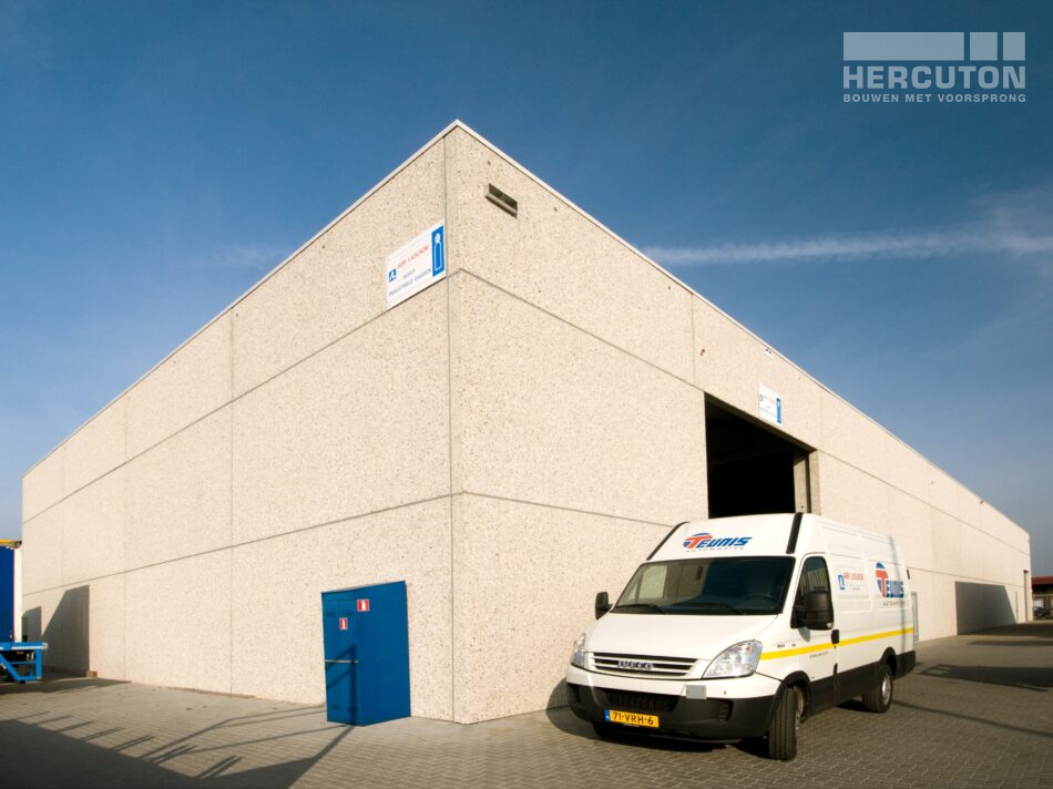 Hercuton heeft in Rijssen voor Teunis Automotiv een bedrijfsruimte gerealiseerd die bestemd is voor de opslag van gevaarlijke stoffen. - zijgevel