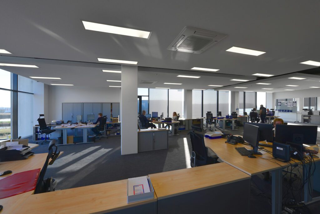 Bedrijfshal met kantoor Donghua International Alkmaar