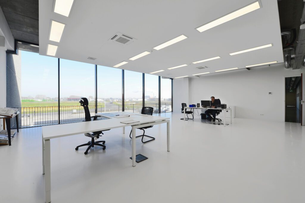 Bedrijfshal met kantoor Donghua International Alkmaar