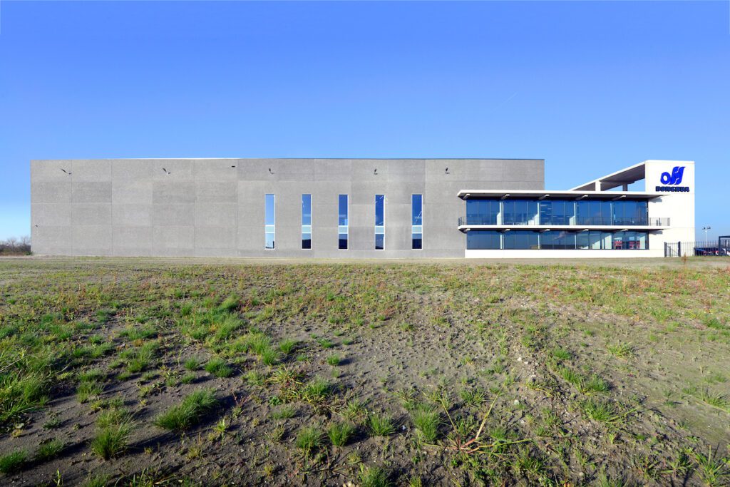 Bedrijfshal met kantoor Donghua International Alkmaar