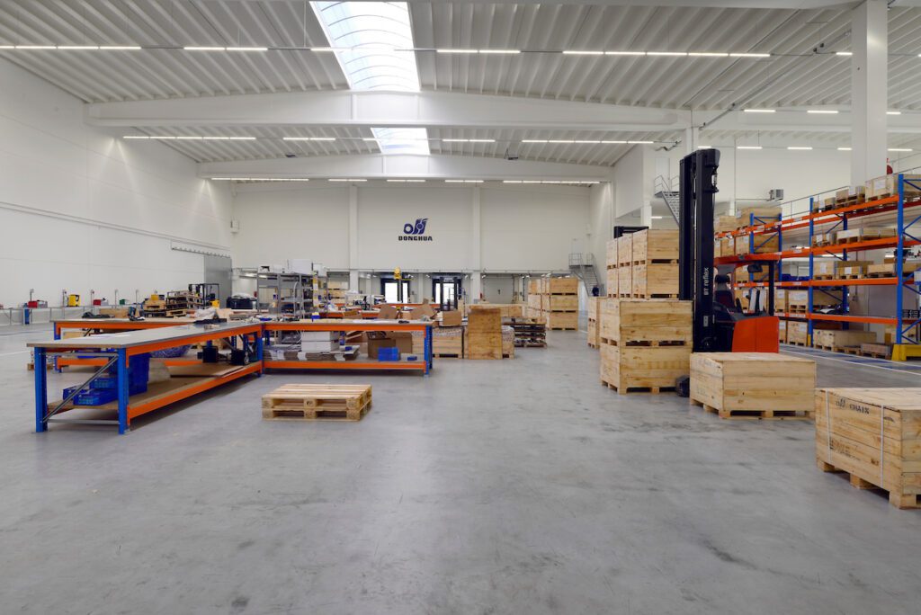 Bedrijfshal met kantoor Donghua International Alkmaar