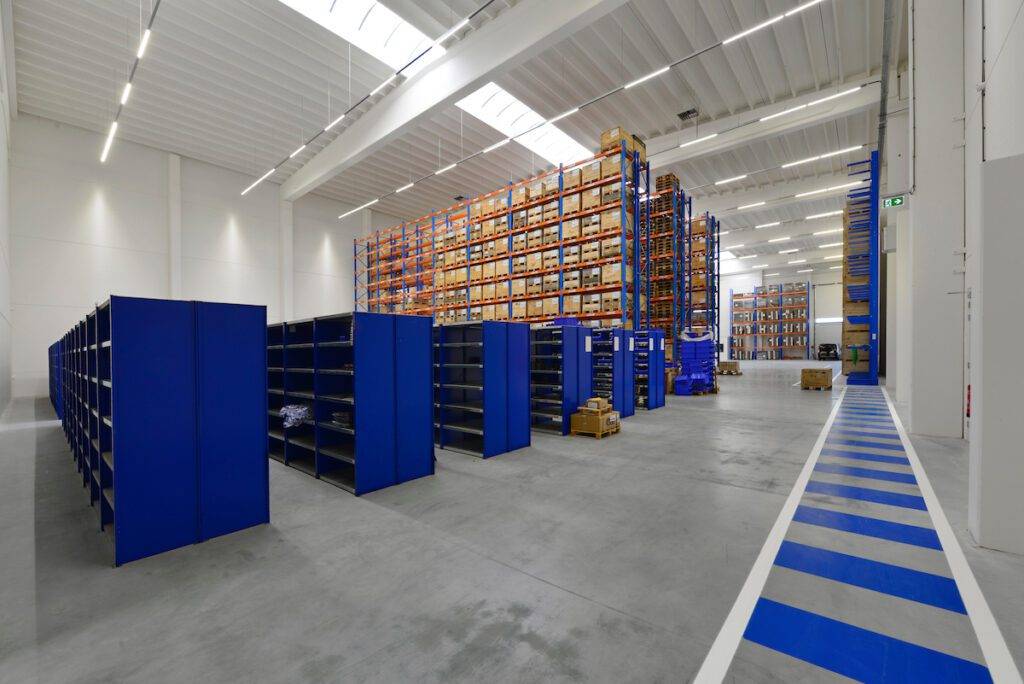 Bedrijfshal met kantoor Donghua International Alkmaar