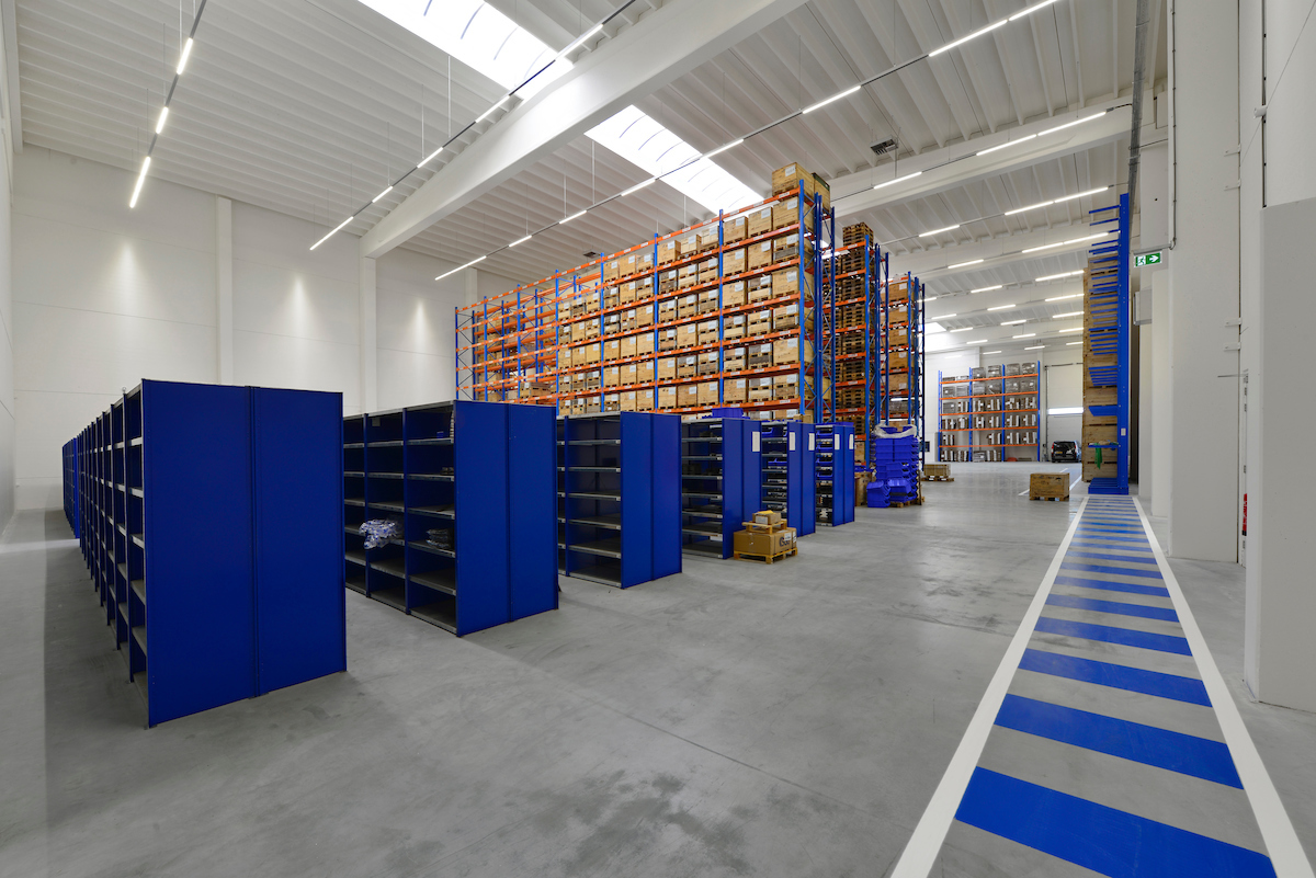 Bedrijfshal met kantoor Donghua International Alkmaar