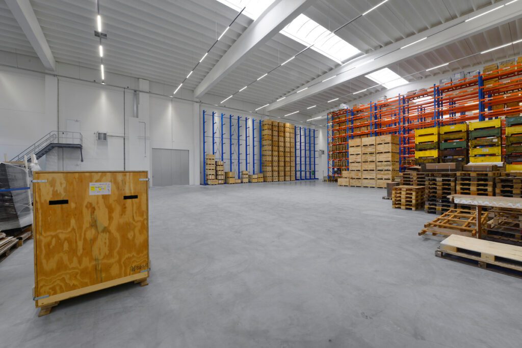 Bedrijfshal met kantoor Donghua International Alkmaar
