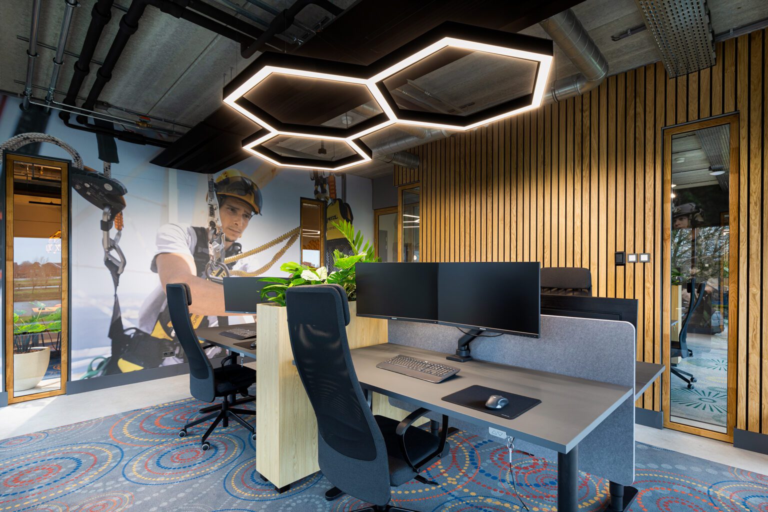 Materialen en technieken Bij het renoveren van een loods komen verschillende aspecten kijken. Denk hierbij aan het vernieuwen van de gevel en de verbetering van het dak. Het gebruik van nieuwe, moderne materialen zoals sandwichpanelen voorzien niet alleen in een uitstekende isolatie, maar zorgt ook voor een strakke, professionele uitstraling. Wat je wensen ook zijn, we kunnen je altijd voorzien van een goed advies.