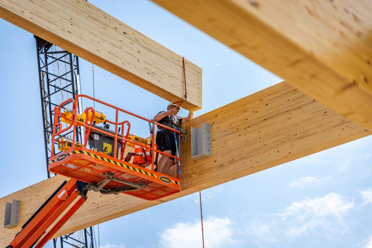 Man in oranje hoogwerker Hulst
