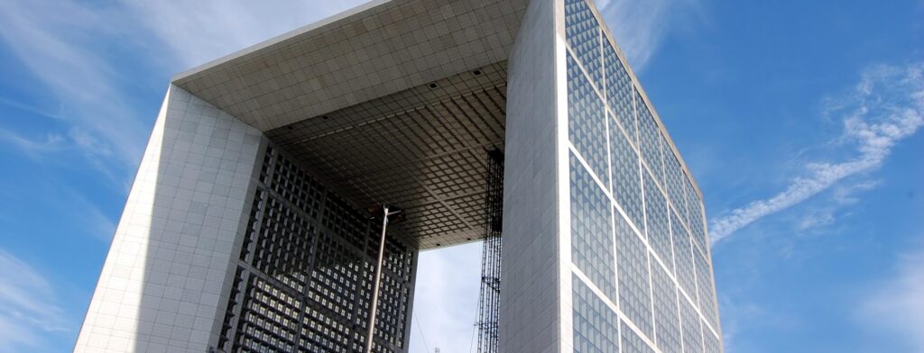 Kopie-van-Banner-contentpaginas-1231-x-471-px-Grande-Arche-de-la-Defense-in-Parijs-scaled